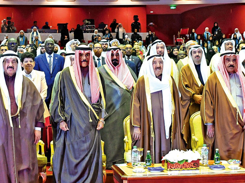 الأمير وولي العهد يتوسطان كبار الشيوخ والمشاركين في الحفل