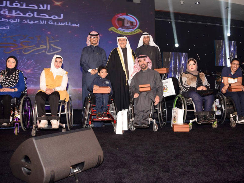 محافظ مبارك الكبير الفريق أول متقاعد أحمد الرجيب مع عدد من ذوي الاحتياجات الخاصة