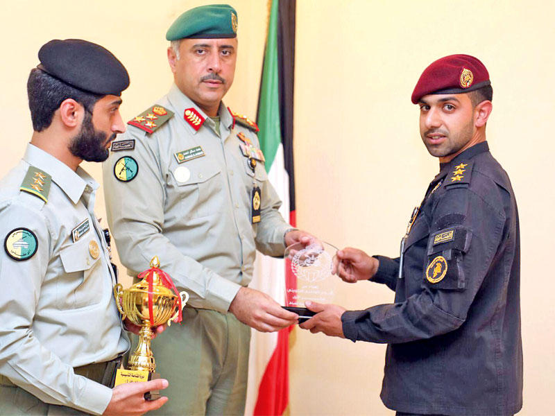 تكريم أحد الخريجين