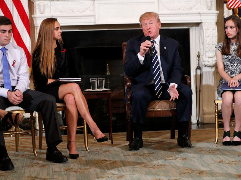 الرئيس الأمريكي دونالد ترامب يتحدث بين مارجوري ستونيمان دوغلاس الثانوية الناجين من إطلاق النار والطلاب جوناثان بلانك وجوليا كوردوفر وكارسون أبت،