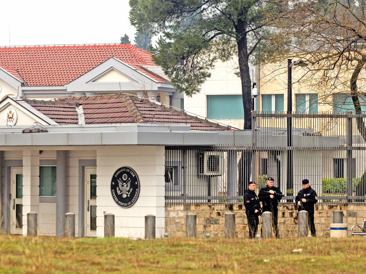 عناصر أمن أمام السفارة الأميركية في عاصمة مونتينيغرو أمسt(رويترز)