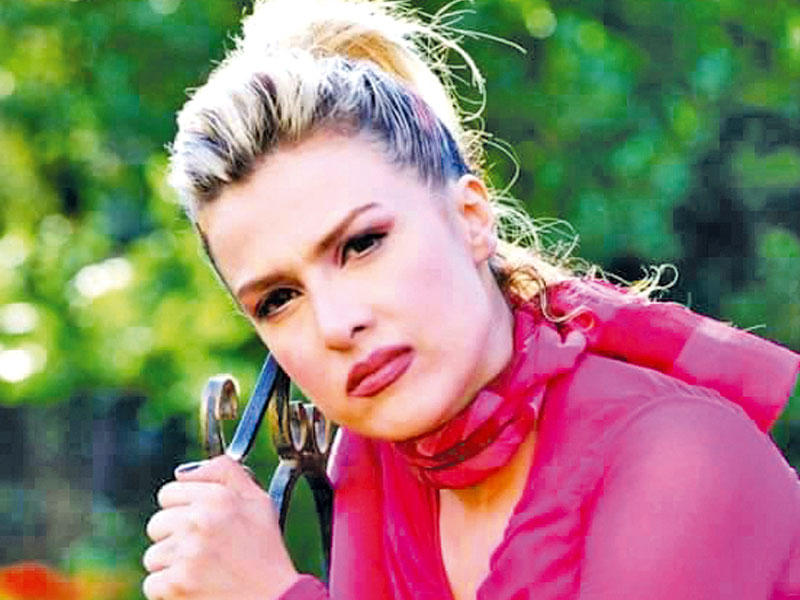 الفنانة سيمون