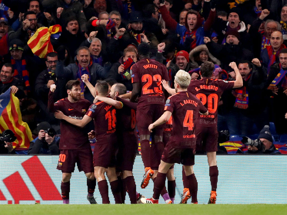 فرحة لاعبي برشلونة في المباراة السابقة 