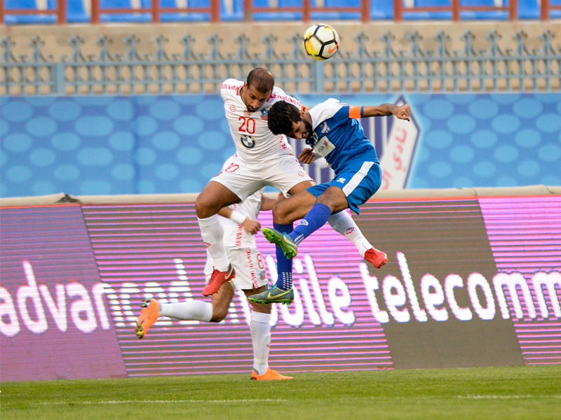 حاكم في كرة مشتركة مع العنيزان (تصوير جورج ريجي)