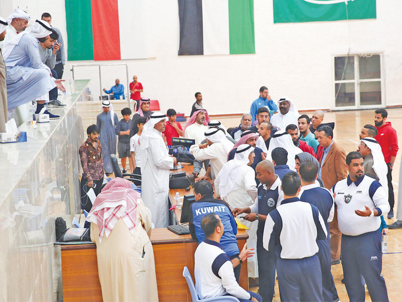 جانب من احتجاج إدارة «الكويت» ولاعبين على قرارات الحكام