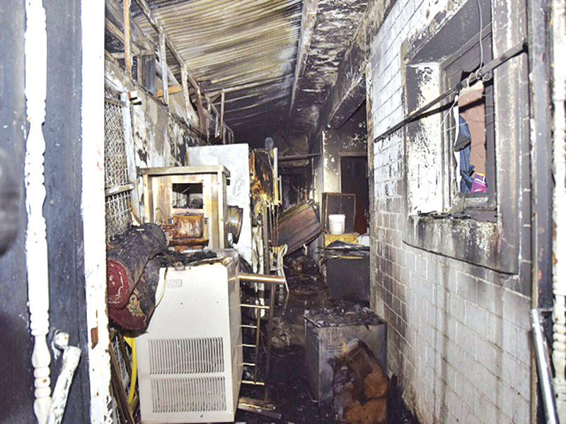 آثار الحريق بالمنزل