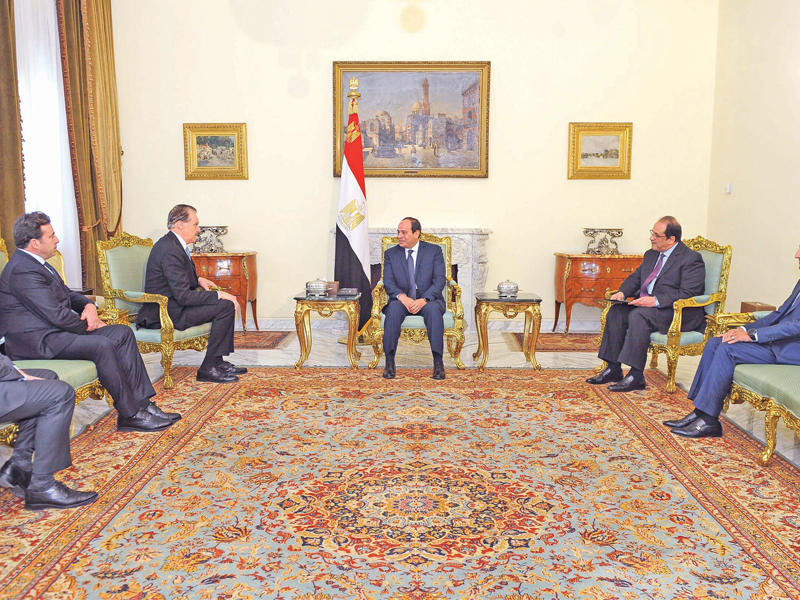 السيسي مستقبلاً وفد القيادات من الطائفة الإنجيلية الأميركية في القاهرة أمس