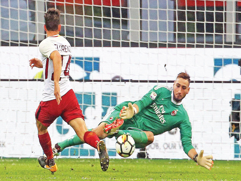 دوناروما حارس مرمى ميلان وفلورينزي نجم روما خلال مباراة الذهاب