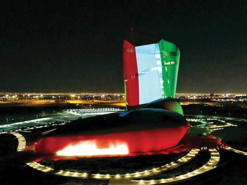 مركز «إثراء» مضاء بالعلم الكويتي في الرياض بمناسبة الأعياد الوطنية