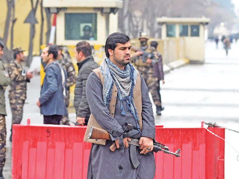 جنود أفغان في موقع الهجوم قرب المنطقة الدبلوماسية في كابول أمس (أ ف ب)