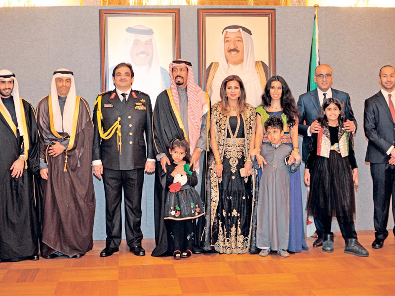 السفير الخالد مع أعضاء سفارة الكويت لدى إيطاليا خلال الاحتفال بالأعياد الوطنية