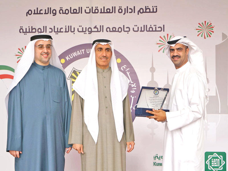 مسؤول «بيتك» عبد الله السيف يتسلم التكريم من إدارة الجامعةn