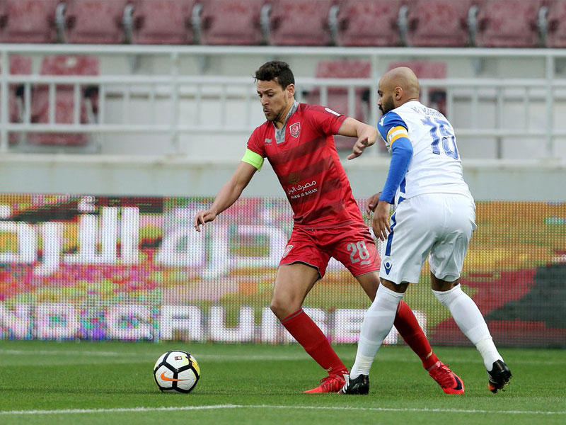 المساكني في صراع على الكرة مع مدافع الخورn