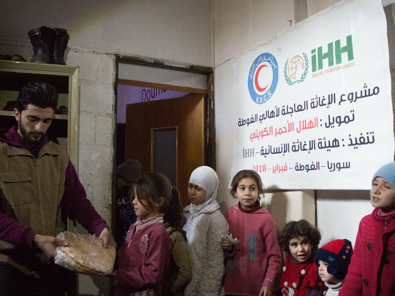 جانب من توزيع مساعدات إغاثية على المدنيين المحاصرين في الغوطة (كونا)n