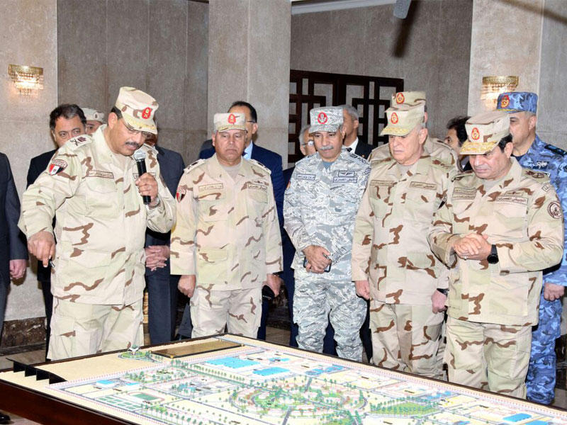 السيسي بالزي العسكري في مركزالقيادة الموحدة لمنطقة شرق القناة أمس (الجريدة)