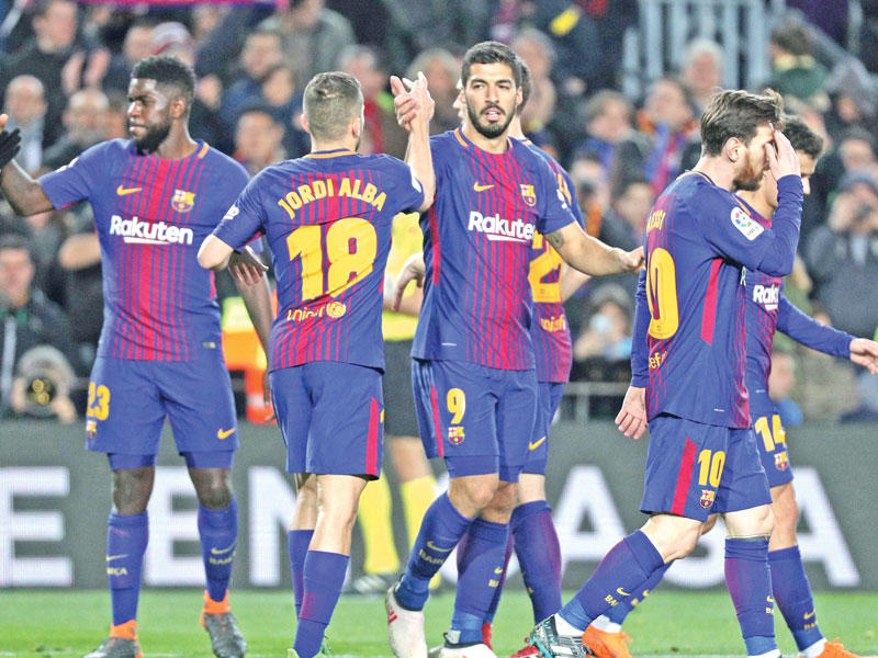 لاعبو برشلونة يحتفلون خلال لقاء جيرونا 