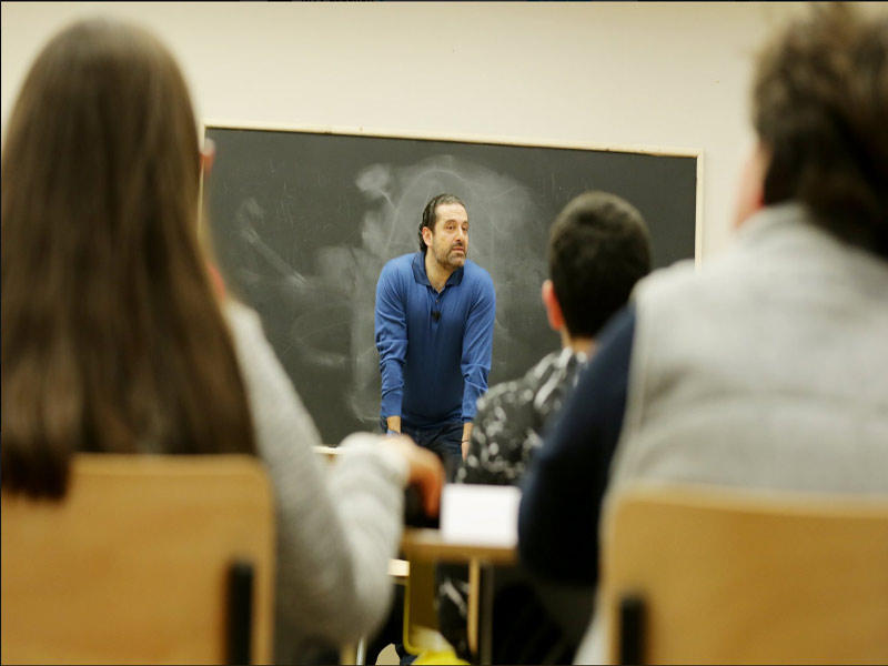 الحريري محاوراً تلاميذ في «دق الجرس» 