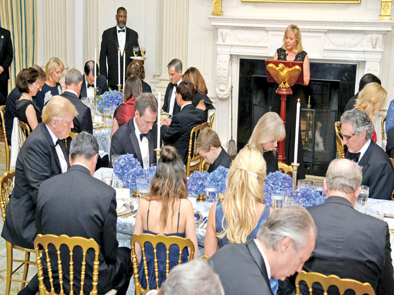 ترامب يبدأ اجتماعه مع حكام الولايات بصلاة في البيت الأبيض أمس (رويترز)