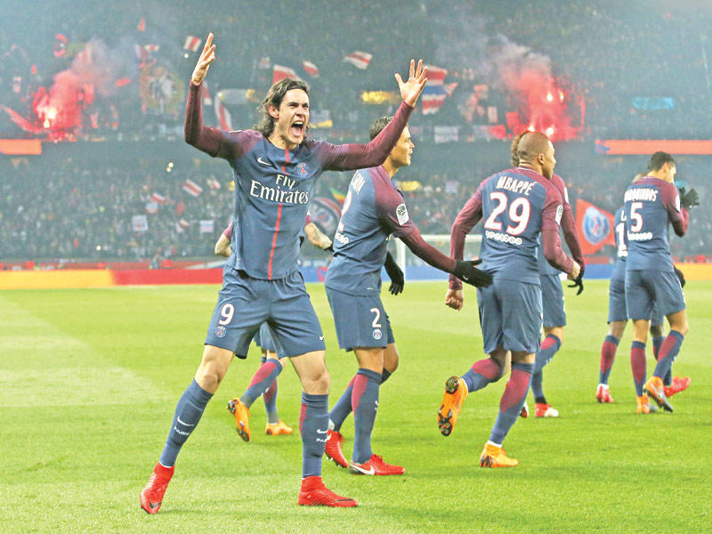 كافاني نجم باريس سان جرمان يحتفل بهدفه