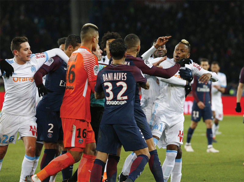 جانب من مباراة مرسيليا وباريس الأسبوع الماضي في الدوري الفرنسي