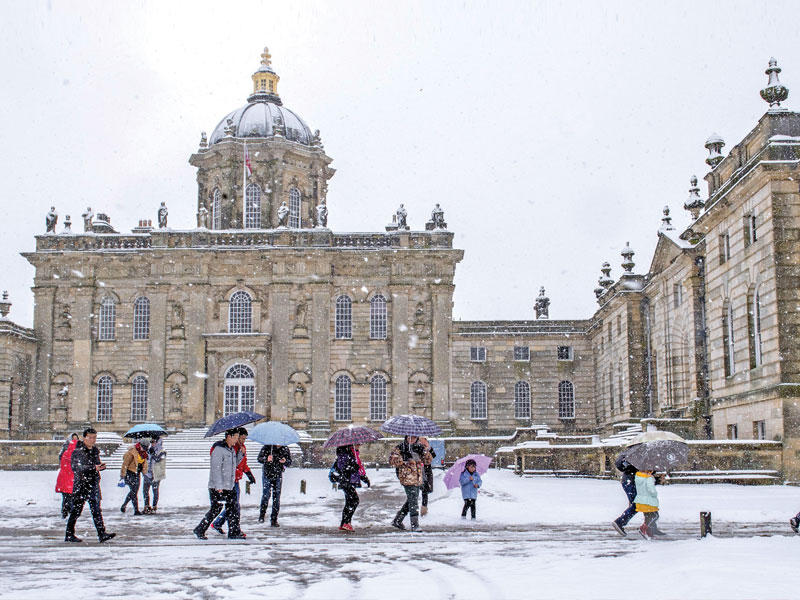 بريطانيون يلهون بالثلج أمس (رويترز)