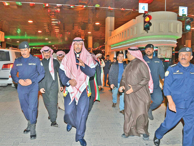 محافظ الأحمدي خلال جولة بمنفذ النويصيبn