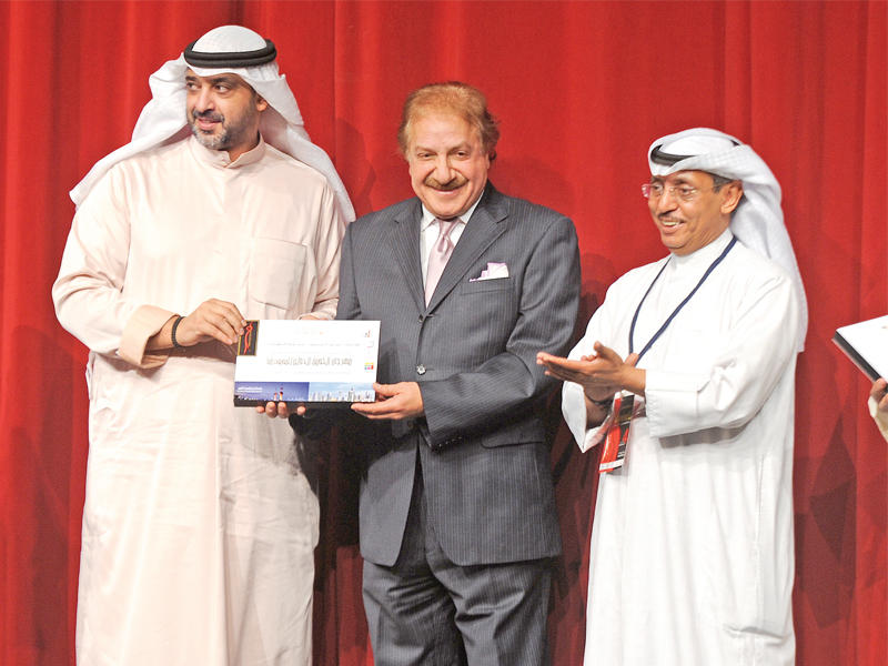 الفنان محمد المنصور مكرَّماً في افتتاح الدورة السابقة