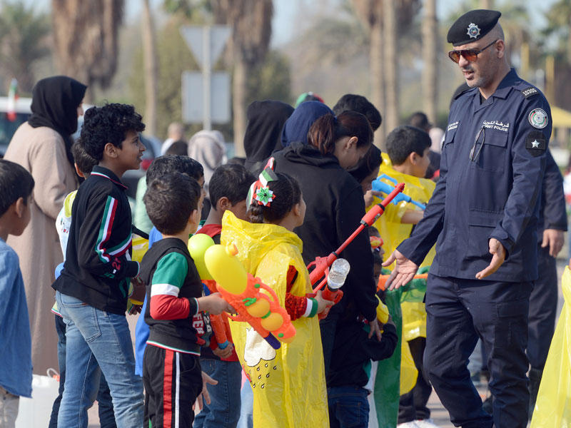منع أطفال من النزول إلى الشارع
