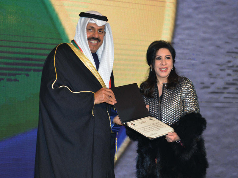 أماني الورع تتسلم التكريم من الشيخ أحمد النواف