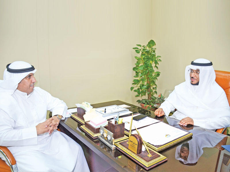 العصفور متحدثا إلى الزميل محمد راشد