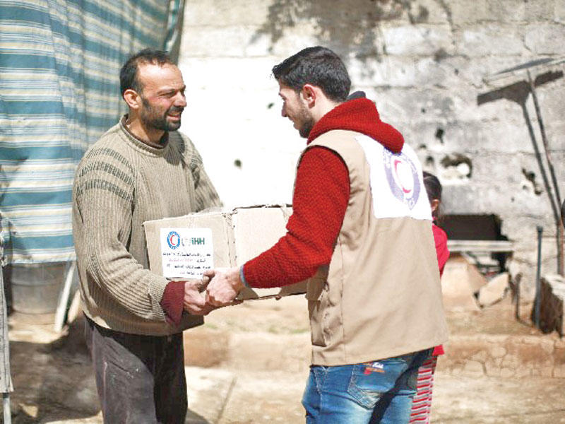 «الهلال الأحمر» توزع المساعدات