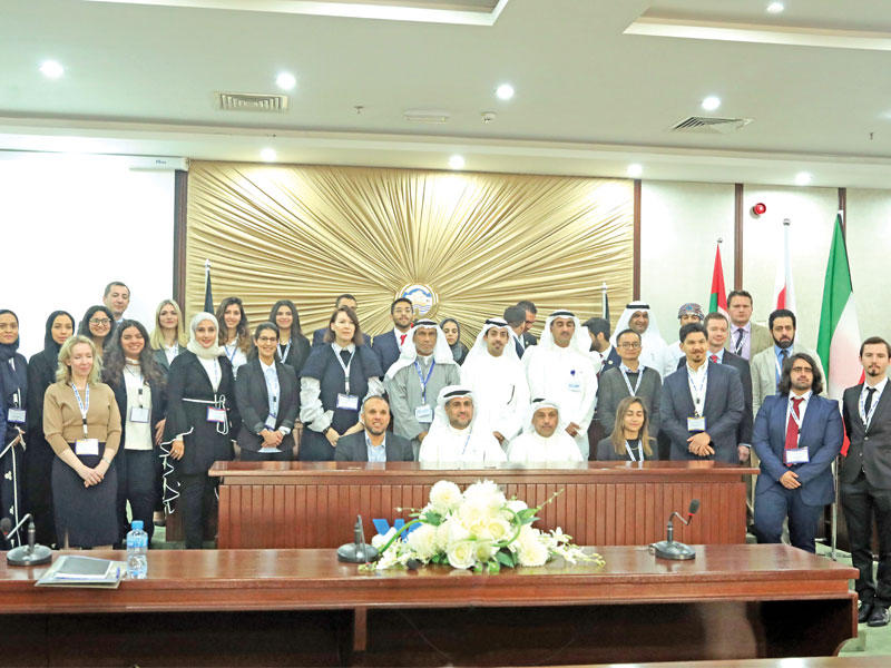 المحكمون يتوسطون طلبة كلية القانون الكويتية العالميةn