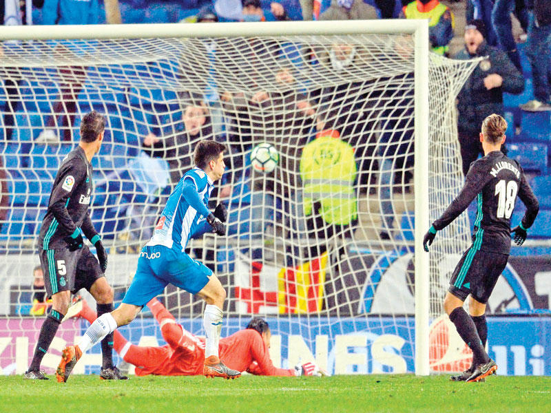 مورينيو نجم إسبانيول يحرز هدفه في مرمى ريال مدريد