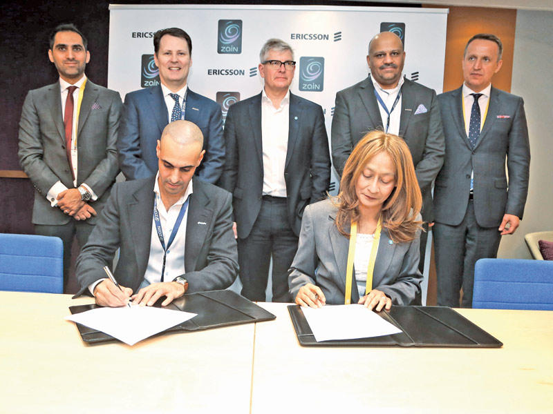 بدر الخرافي ورافية إبراهيم أثناء توقيع المذكرة بوجود مسؤولي «زين» و«إريكسون» 