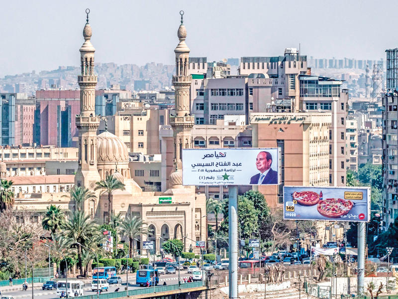 مشهد عام بحي المنيل وسط القاهرة أمس (أ ف ب)