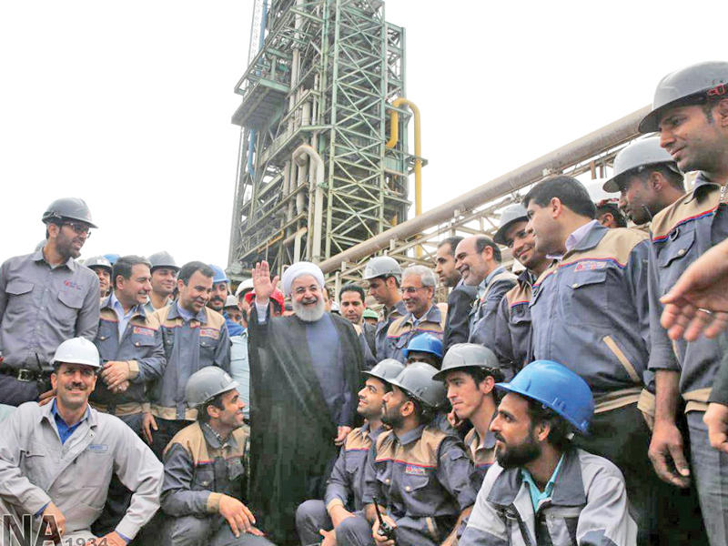 الرئيس الإيراني وسط عمال في بندر عباس على الخليج أمس (إرنا)