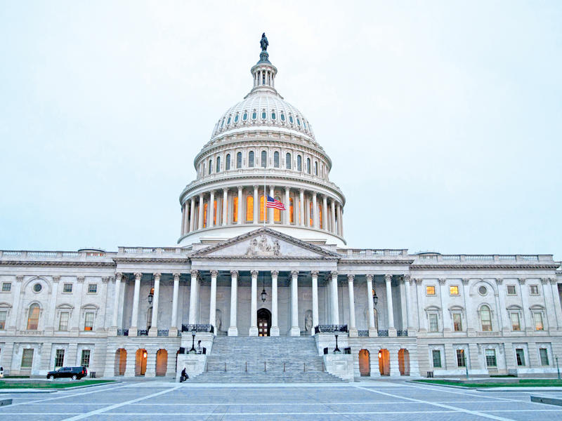 العلم الاميركي منكسا فوق الكابيتول (مقر الكونغرس) خلال تشييع الواعظ الإنجيلي الشهير بيل غراهام أمس (أ ف ب)