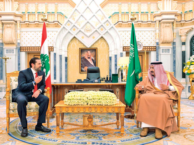 الملك سلمان مستقبلاً الحريري في قصره بالرياض أمس (أ ف ب)