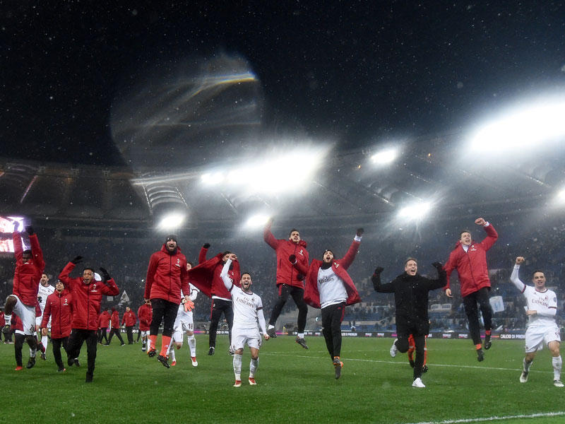 فرحة لاعبي ميلان بعد الفوز على لاتسيو