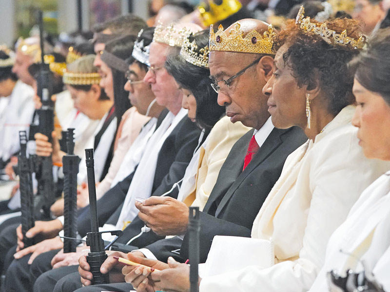 في خطوة تسلط الضوء على الانقسام الشاسع حول حقّ حمل الأسلحة، الذي يصونه الدستور في الولايات المتحدة، شارك عشرات الأزواج الأميركيين أمس في مراسم مثيرة للجدل داخل إحدى كنائس ولاية بنسلفانيا، حملوا خلالها أسلحة نارية.nوجرت مراسم تجديد العهد هذه بمبادرة من هيونغ جين مون الابن الأصغر للزعيم الديني الراحل سان ميونغ مون، مؤسس كنيسة التوحيد، التي انبثقت عنها جماعة السلام والتوحيد العالمي الراعية لهذا الحدث. ويدعو مون الابن إلى ديانة أسلحة وصلاة يكون فيها الرعايا «أسيادا» على عائلاتهم، ويُطلب منهم الدفاع عن إيمانهم وأسرهم على حد سواء. وغالبا ما يطلّ مون عبر منصة «يوتيوب» وإلى جانبه رشاش «ايه ار-15» شبه أوتوماتيكي، وقد وصل أمس الأول إلى المراسم برفقة ثلاثة رجال مسلحين.