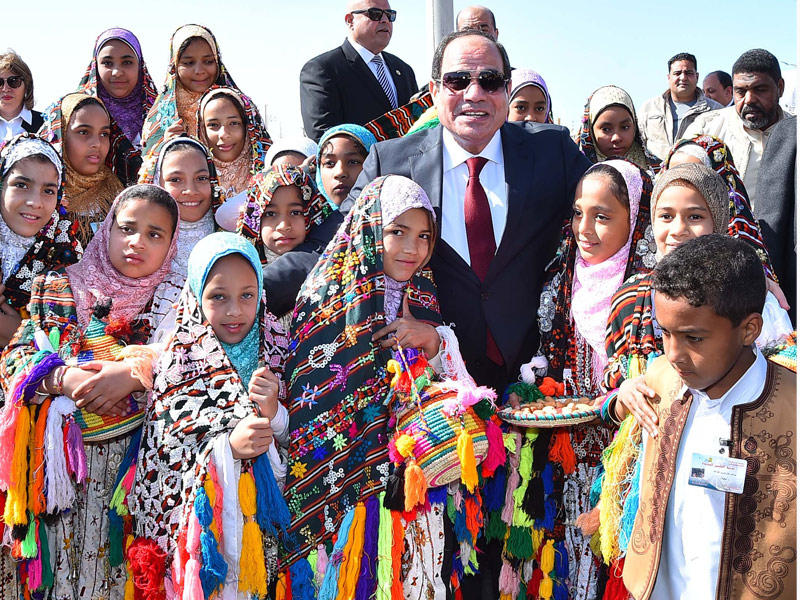 السيسي متوسطاً مجموعة من أبناء مطروح بزيهم البدوي خلال حضوره حفل تدشين «العلمين الجديدة» شمال مصر (الرئاسة المصرية)