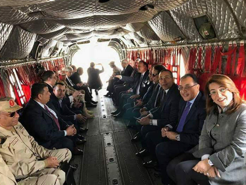 مسؤولون مصريون داخل مروحية في طريقهم إلى شرق القناة  