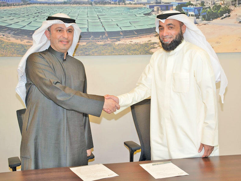 جانب من توقيع الاتفاقية