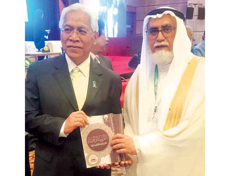 الخرافي يسلم لوزير التعليم الماليزي كتاب «التربية الوقفية»
