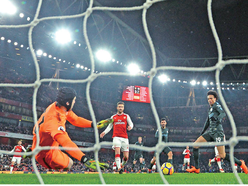 ساني نجم مانشستر سيتي يحرز الهدف الثالث في مرمى أرسنال