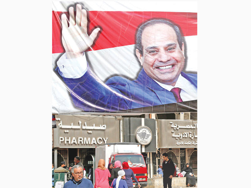 لافتة تأييد للسيسي وسط القاهرة أمس الأول       (رويترز)