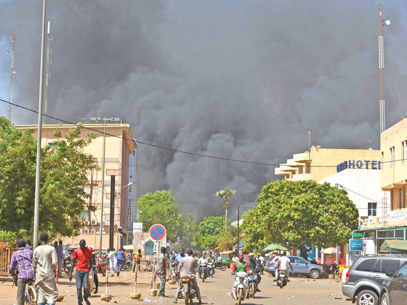 سحب الدخان تتصاعد من موقع هجوم واغادوغو أمس (أ ف ب)