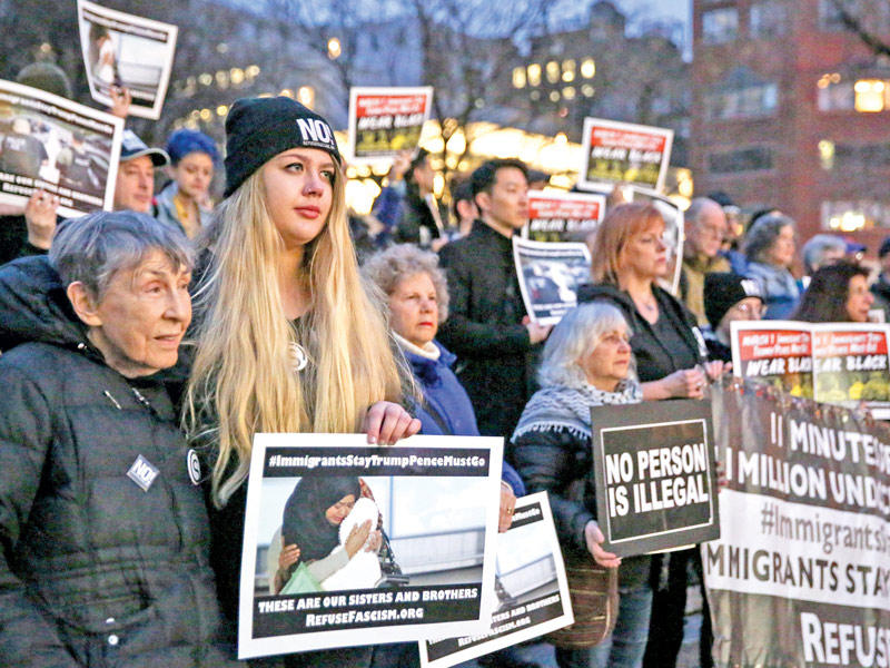 ناشطون يتظاهرون في مانهاتن أمس الأول احتجاجاً على سياسة ترامب حول الهجرةt(رويترز)