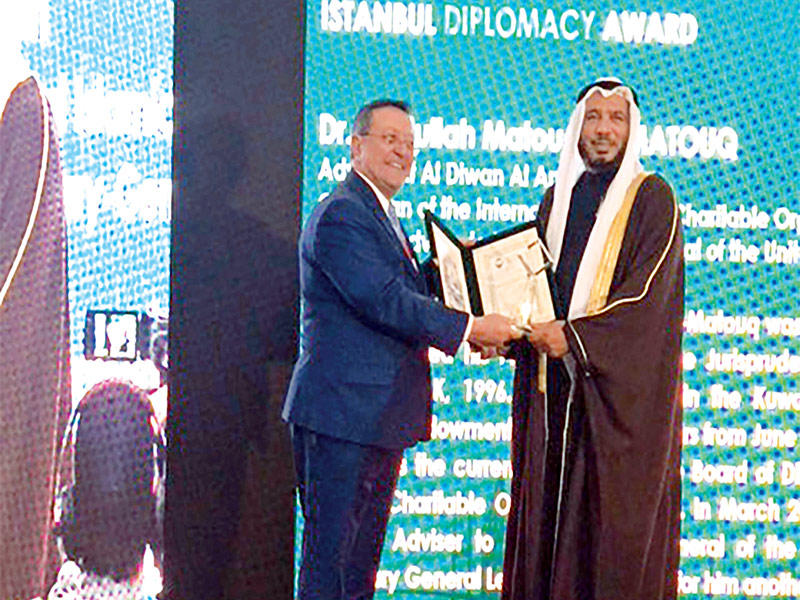 المعتوق خلال تسلمه الجائزة في حفل اسطنبول 