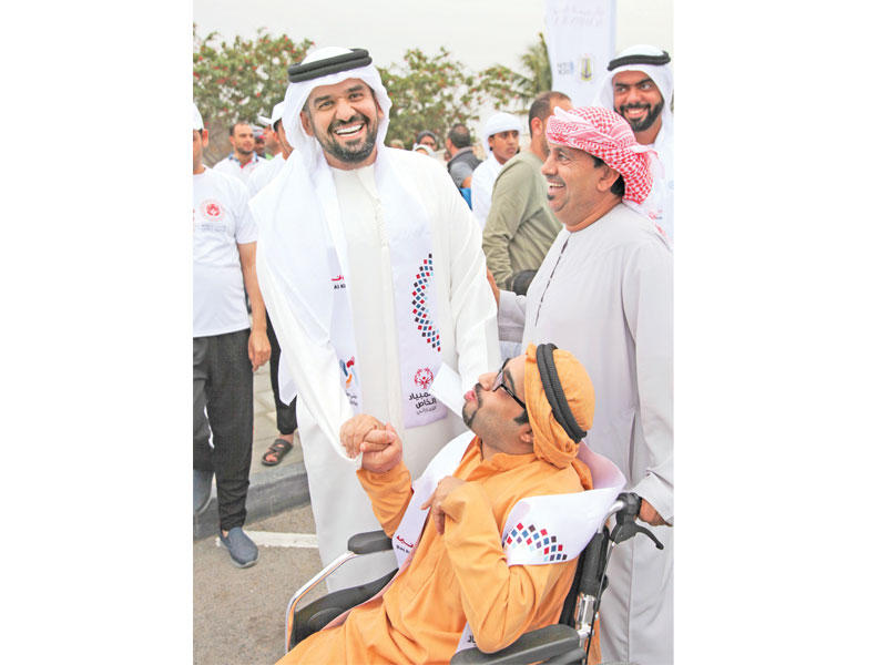 الجسمي يمازح أحد المشاركين من ذوي الاحتياجات 